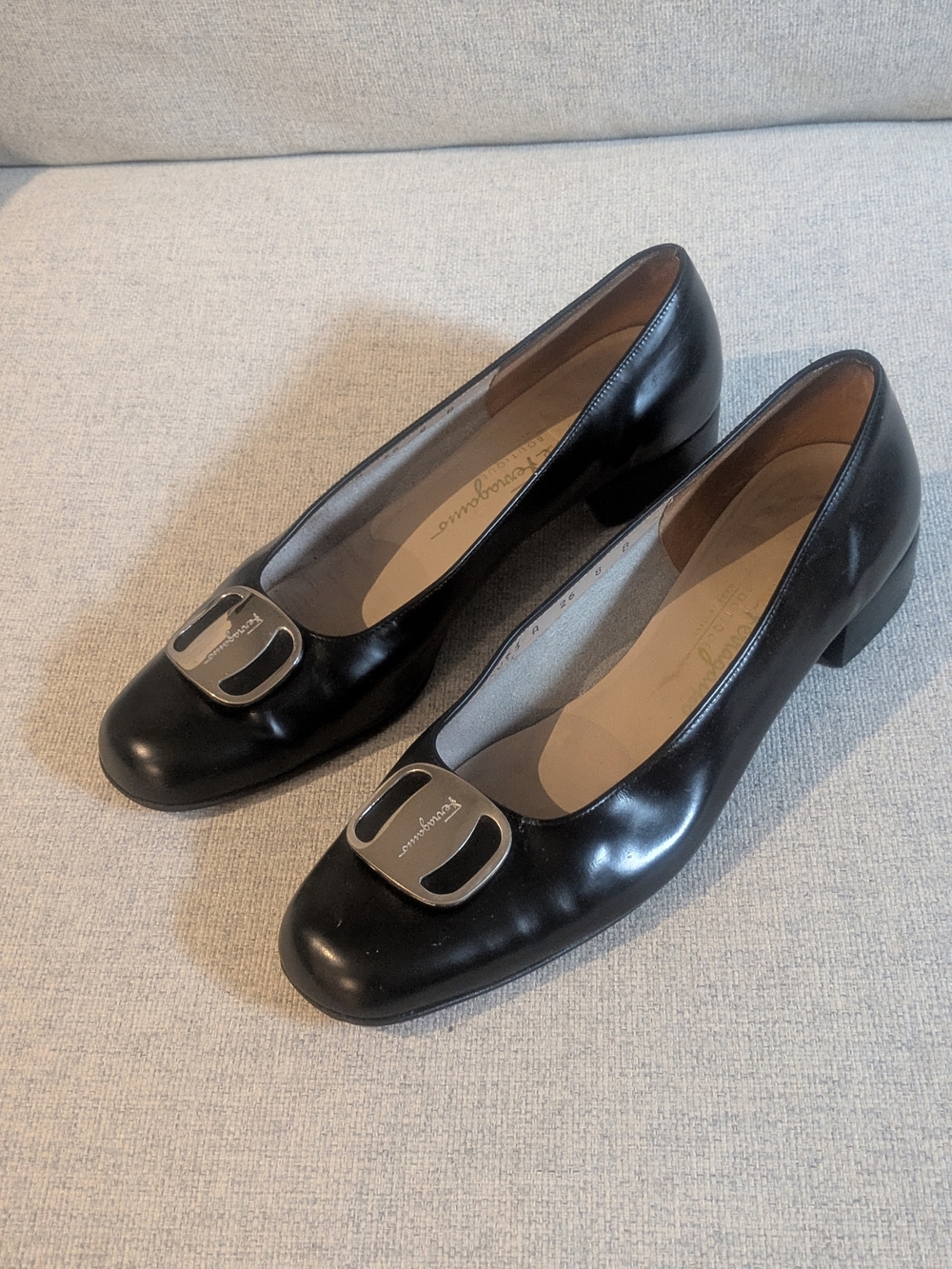 Salvatore Ferragamo Vintage Gancini Black Leather Pumps Size 8 B